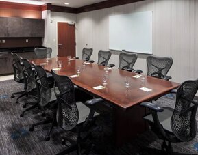 Professional meeting room at Courtyard By Marriott Santa Clarita Valencia.