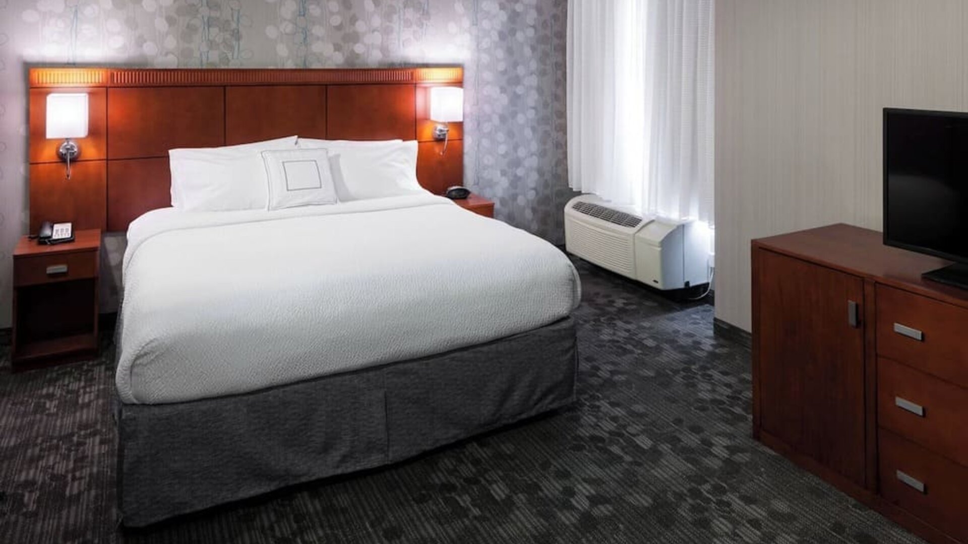 Day use room with natural light at Courtyard By Marriott Santa Clarita Valencia.