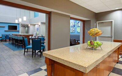 Dining area perfect for coworking at Hampton Inn & Suites Clovis.