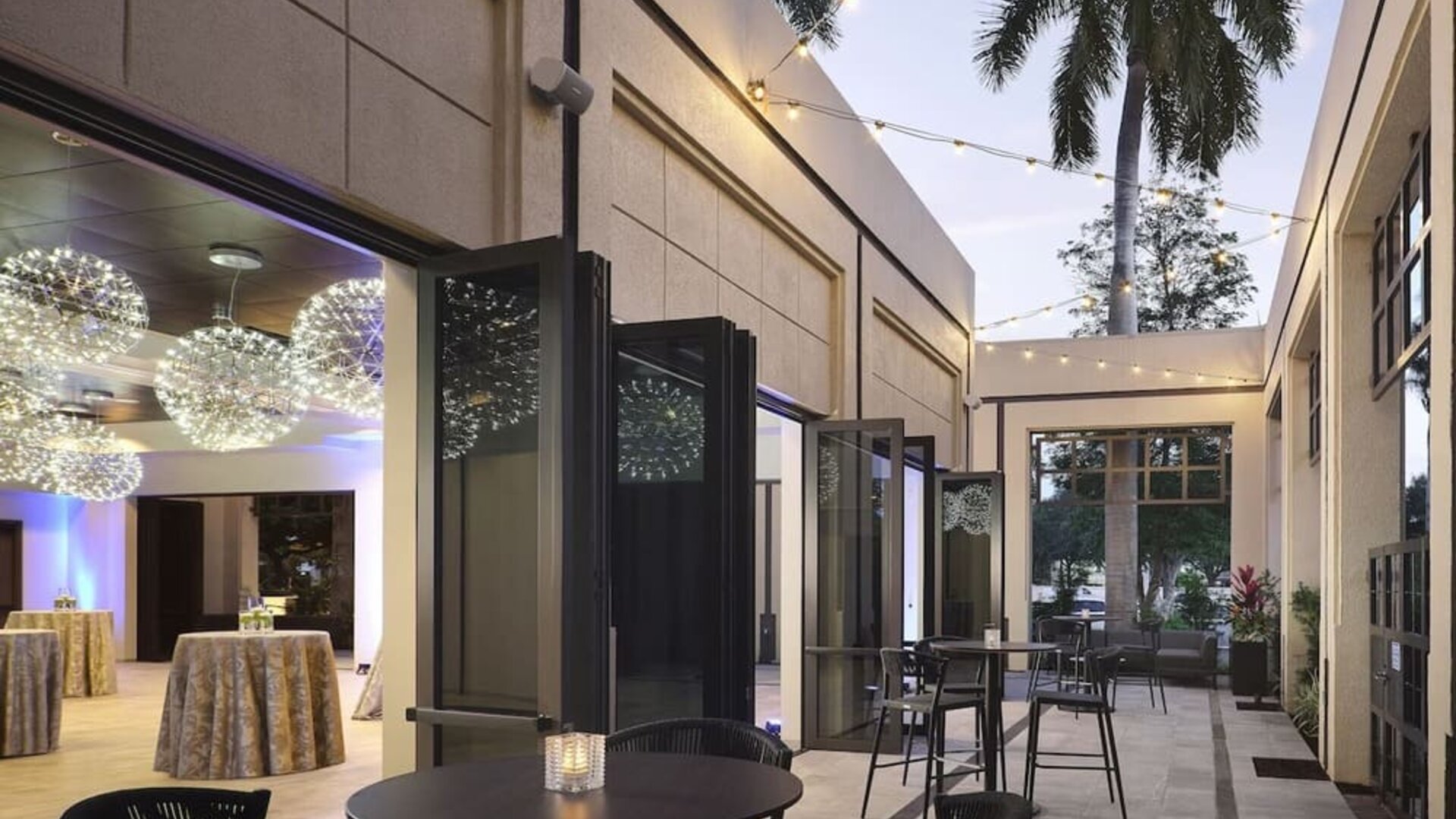 Alfresco dining at Marriott Boca Raton.