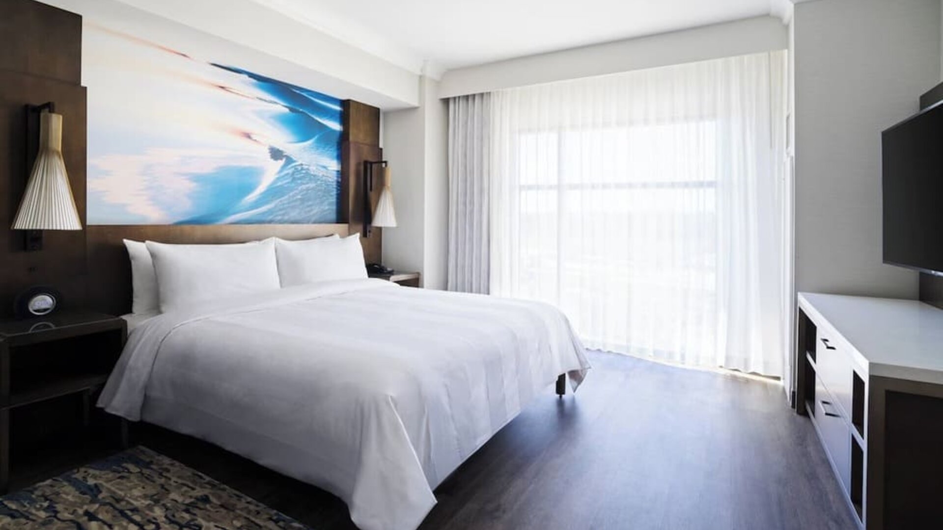 Day use room with natural light at Marriott Del Mar.