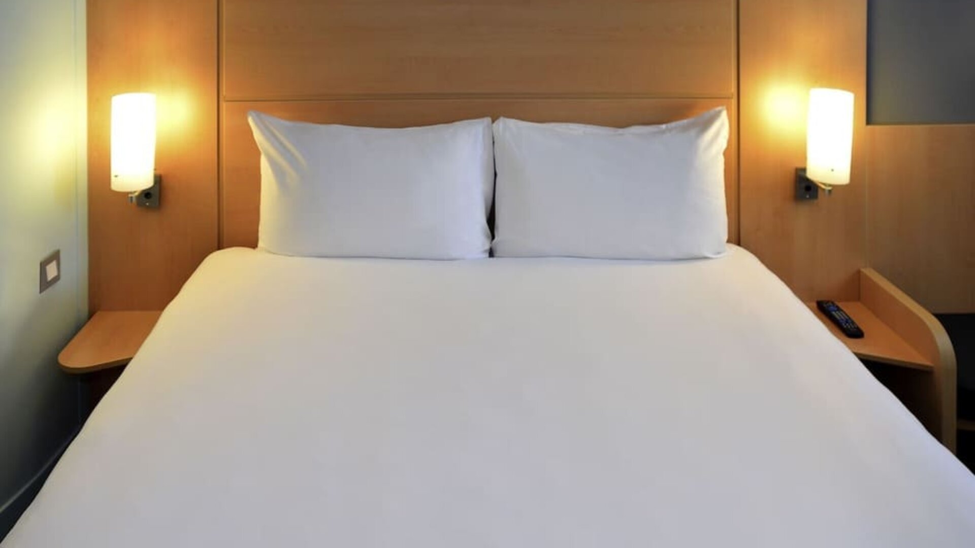 King bed at Hotel IBIS Birmingham Airport.