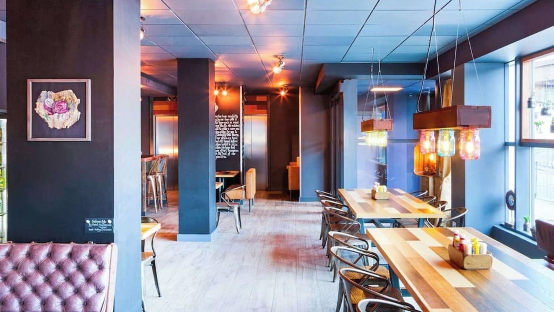 Dining area with comfortable seating at Hotel IBIS Budget Birmingham Airport.