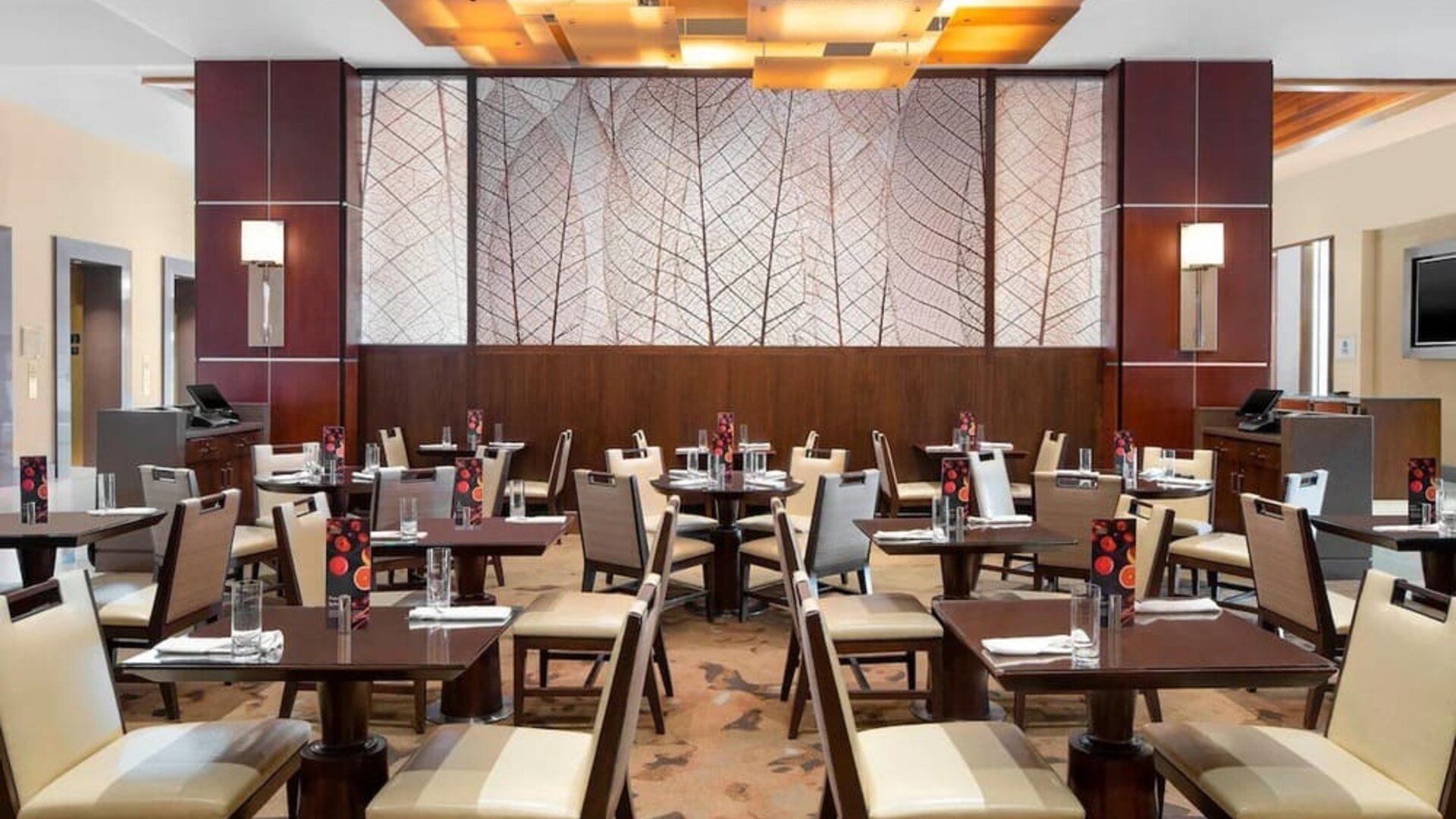 Dining area perfect for coworking at The Westin Crystal City Reagan National Airport.