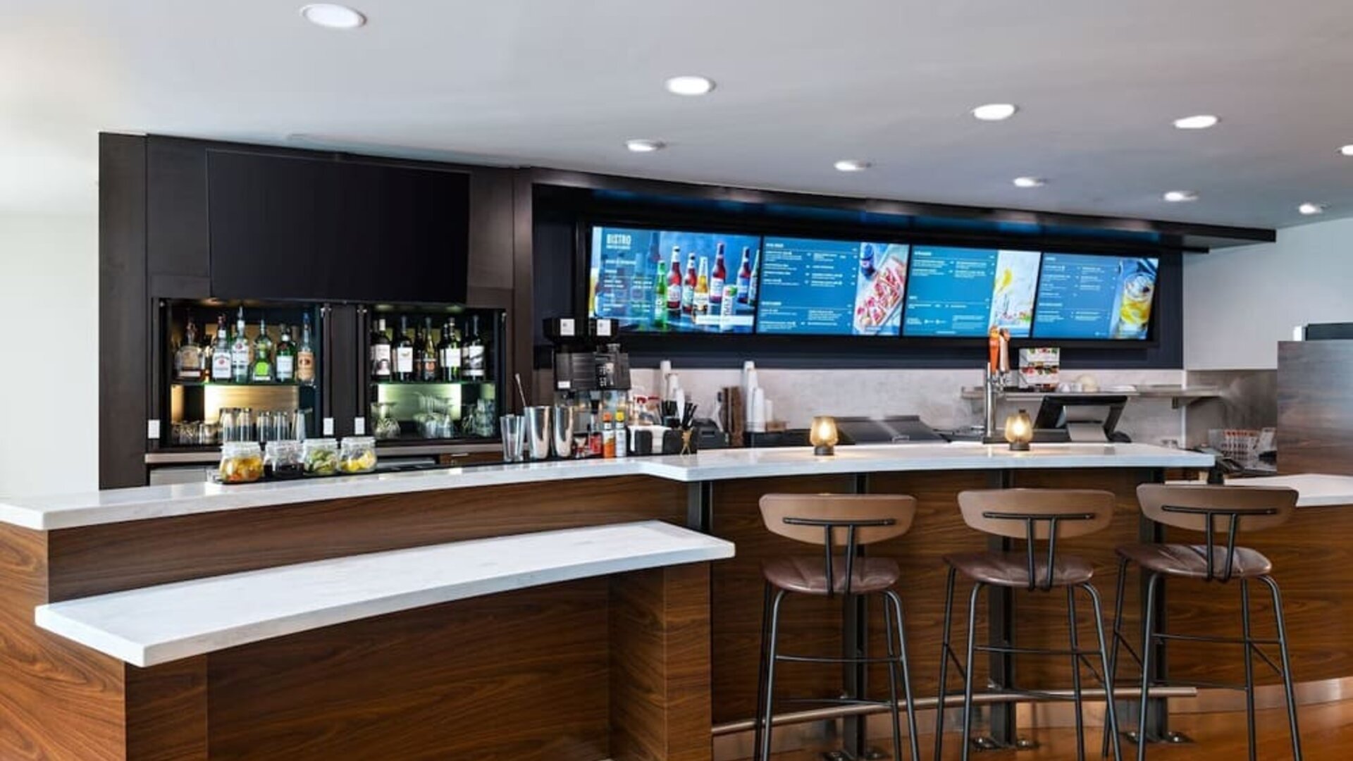 Hotel bar at Courtyard By Marriott Boise West/Meridian.