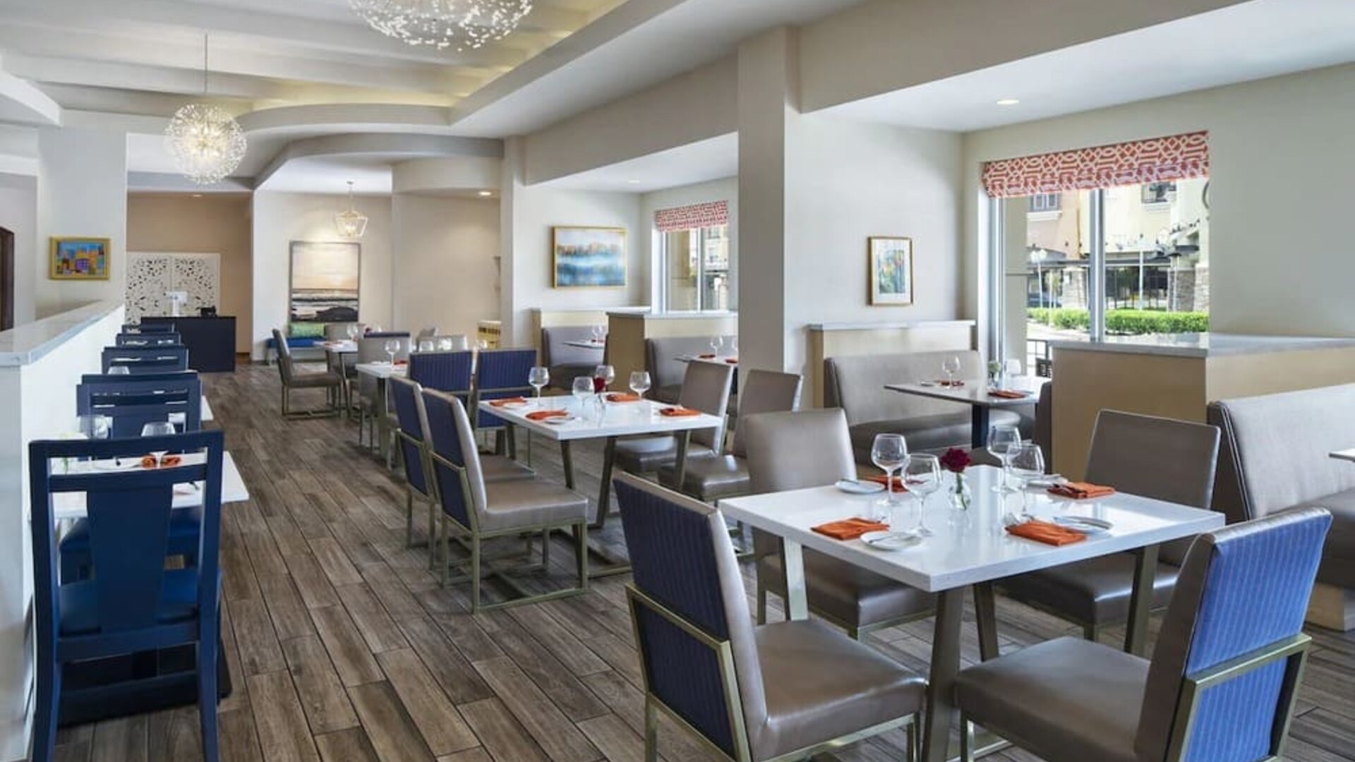 Dining area perfect for coworking at Hyatt Regency Valencia.