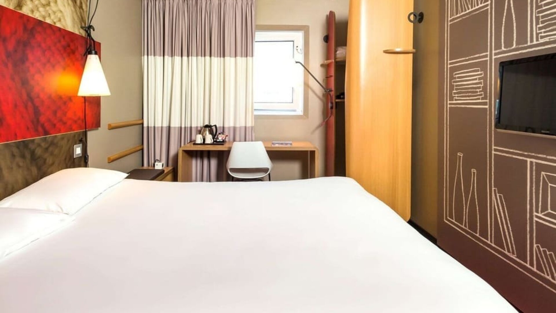 Bright and spacious day use room with work desk at Ibis Birmingham Bordesley.