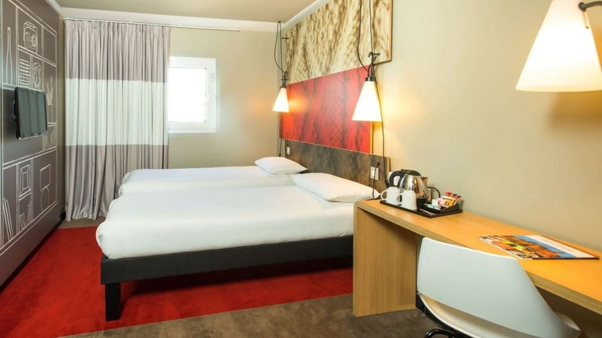 Day use twin room with work desk at Ibis Birmingham Bordesley.