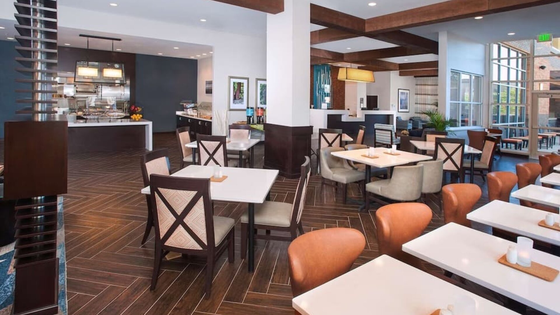 Dining area perfect for coworking at Hilton Garden Inn Burbank Downtown.