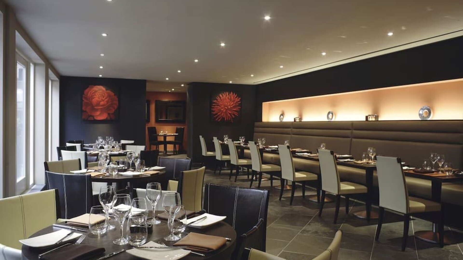 The Alexander House Hotel And Utopia Spa Hotel has two restaurants. 