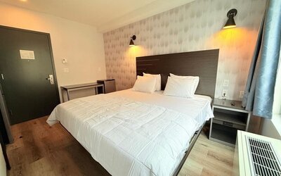 Romantic king room with AC at BKWAY HOTEL.