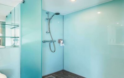 Guest bathroom with shower at Ibis Styles Haydock.