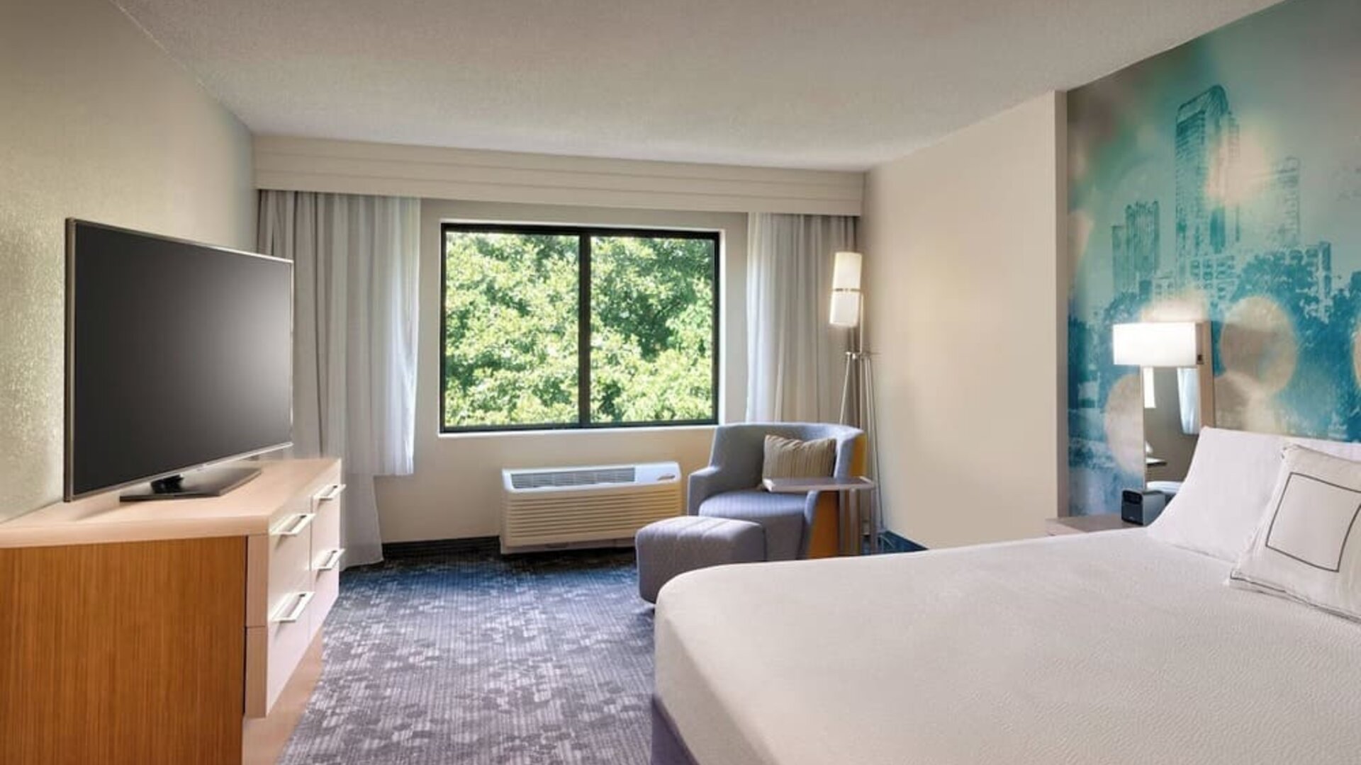 Day use room with natural light at Courtyard By Marriott Charlotte Airport/Billy Graham Parkway.