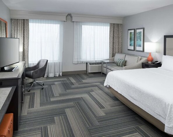 Spacious day use room with work desk and sofa at Hampton Inn & Suites Atlanta Perimeter Dunwoody.
