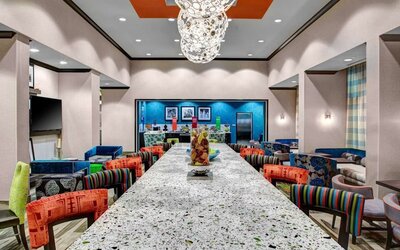 Dining area perfect for coworking at Hampton Inn & Suites Atlanta Perimeter Dunwoody.