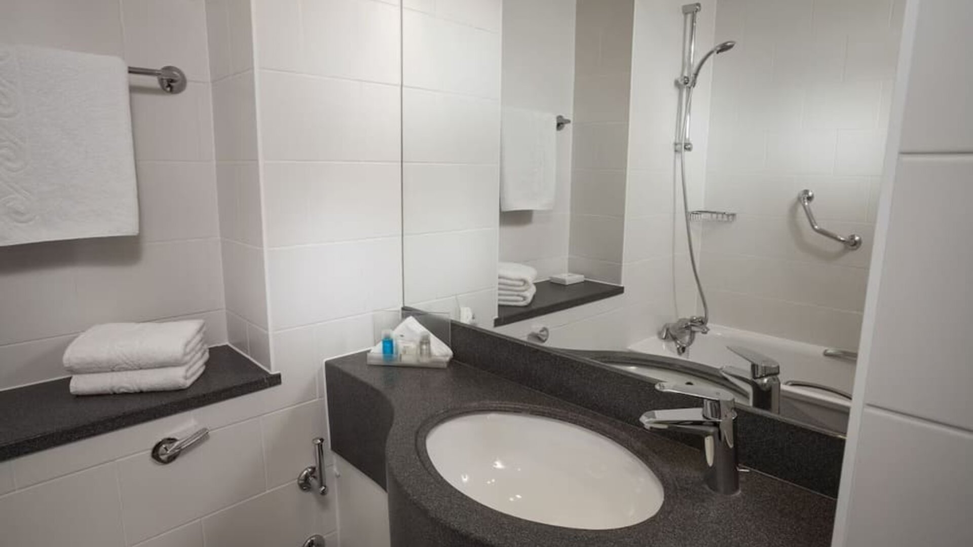 Private guest bathroom with comined shower and tub at Holiday Inn London - Heathrow M4J4.
