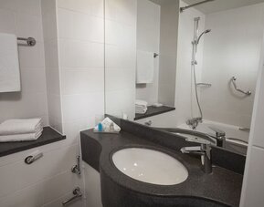 Private guest bathroom with comined shower and tub at Holiday Inn London - Heathrow M4J4.