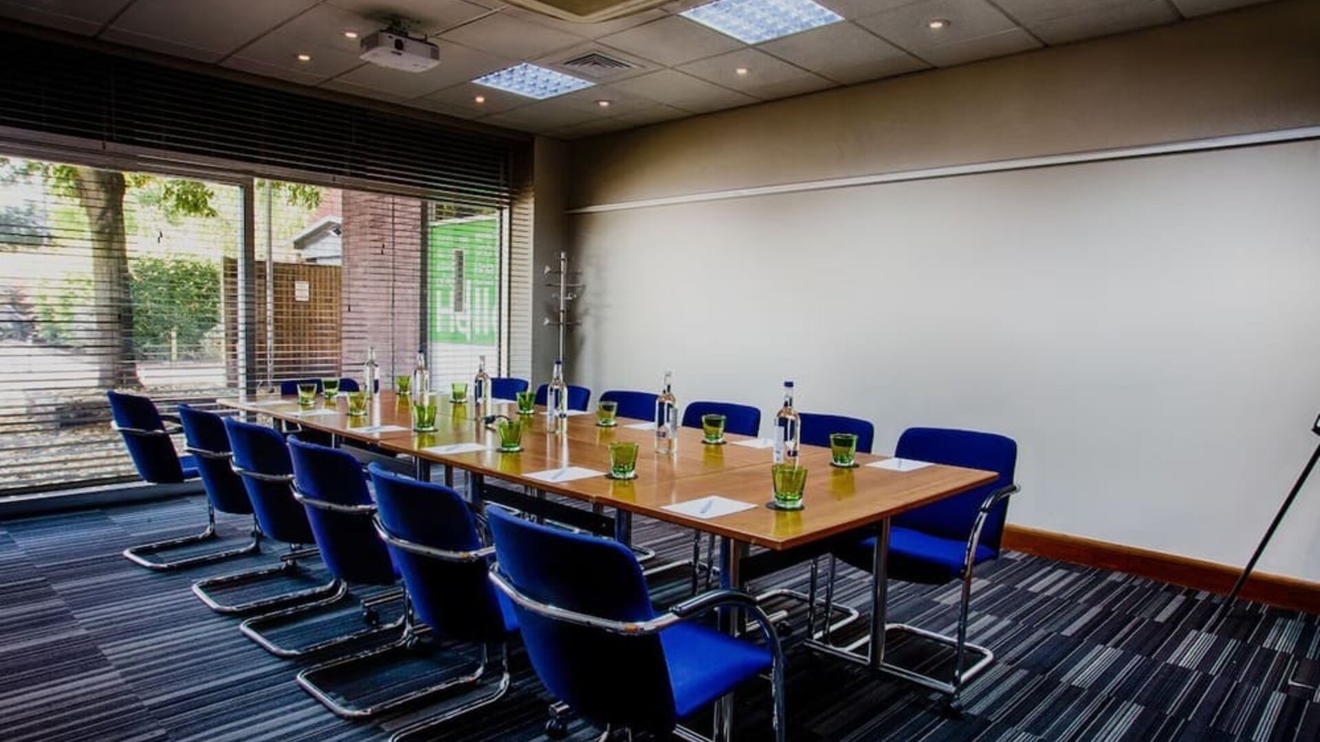 Professional meeting room at Holiday Inn London - Heathrow M4J4.