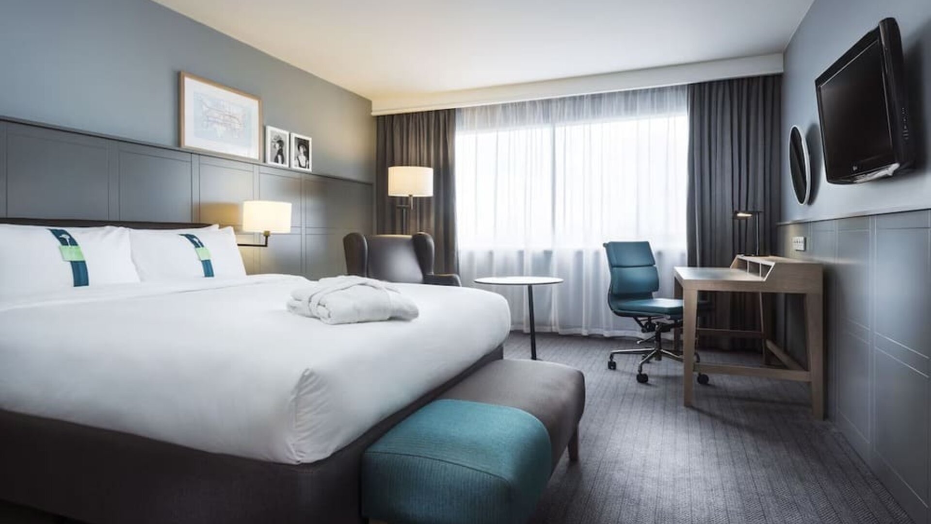 Day use room with work desk at Holiday Inn London - Heathrow M4J4.