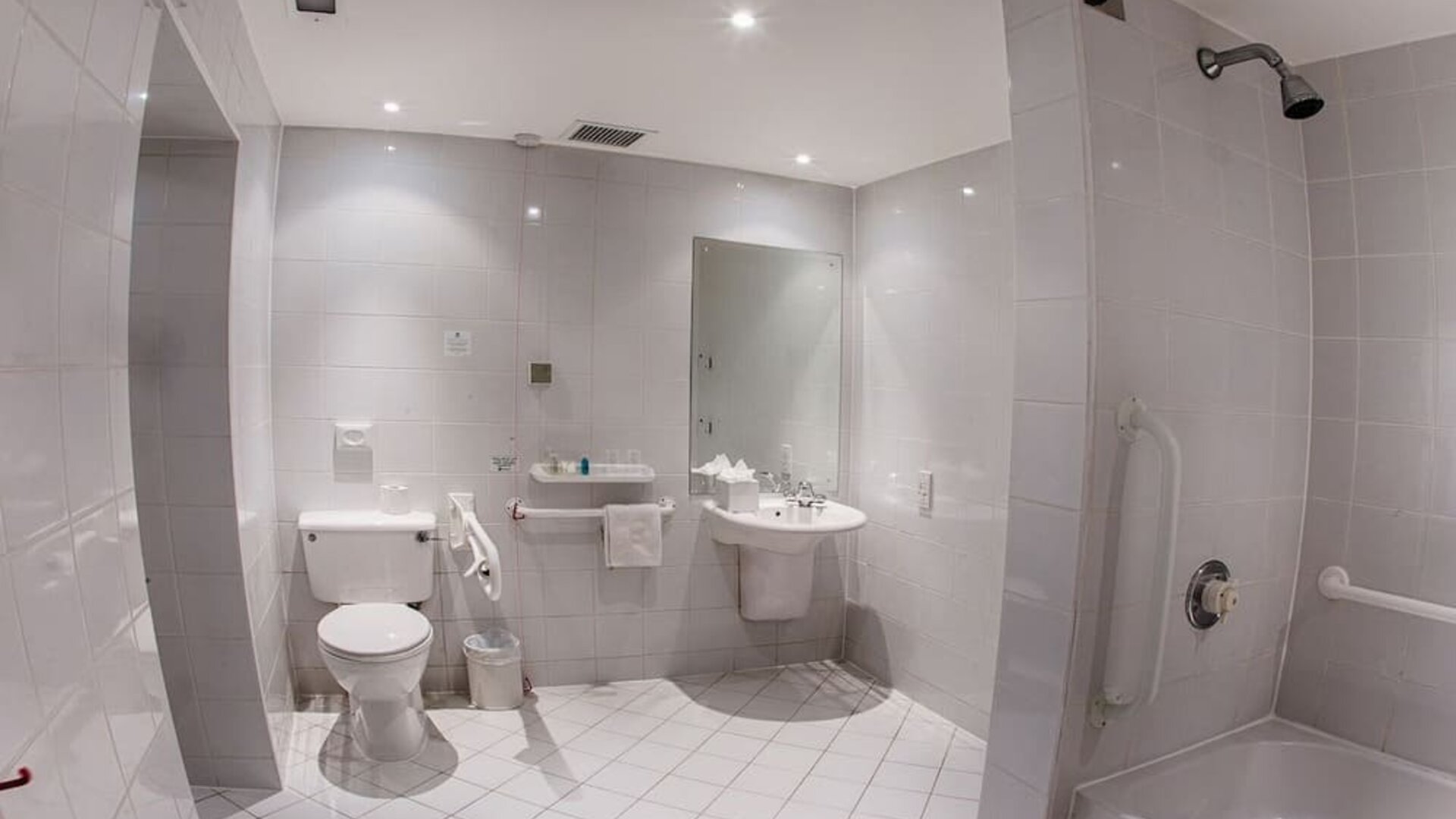 Guest bathroom at Holiday Inn London - Heathrow M4J4.