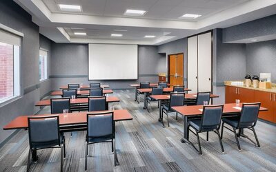 Spacious meeting room at Hyatt HOUSE Fort Lauderdale Airport-South & Cruise Port.
