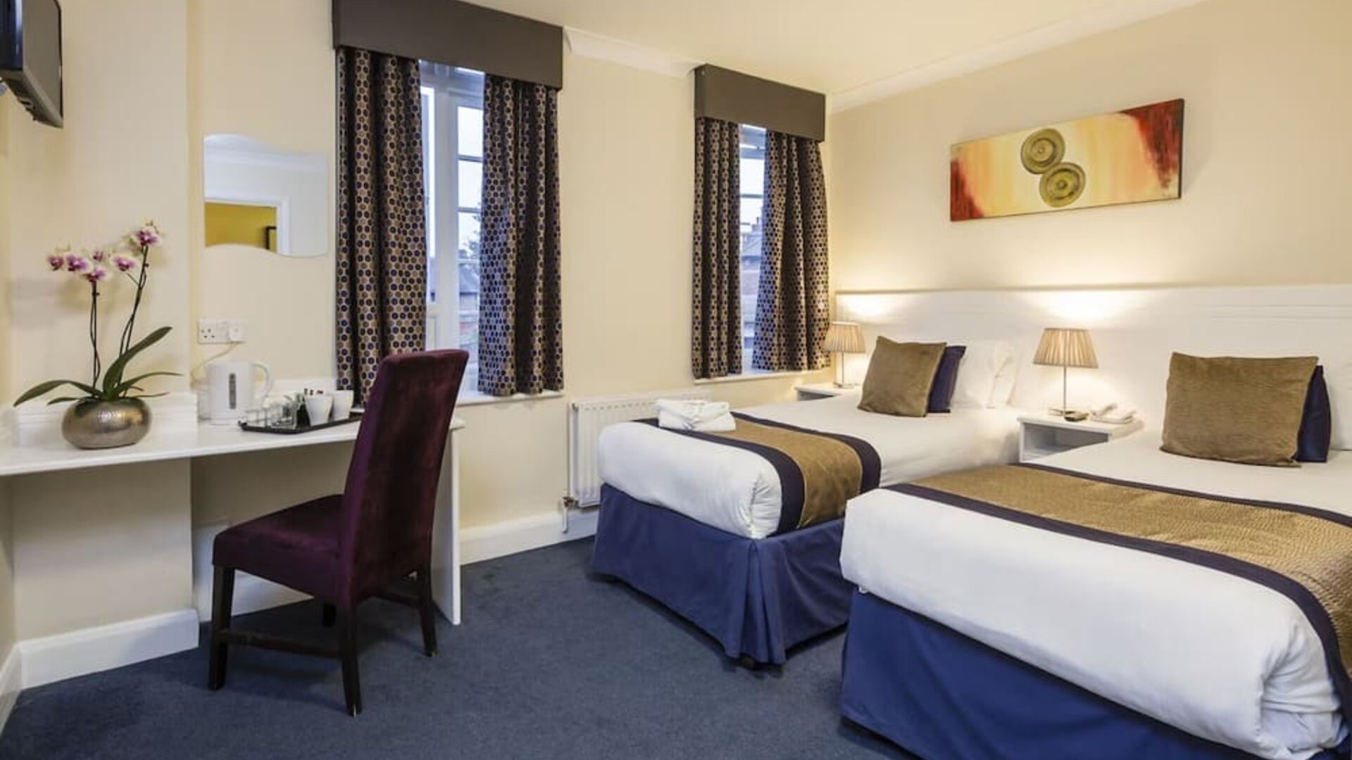 Day use rwin room with work desk at Kingsland Hotel.