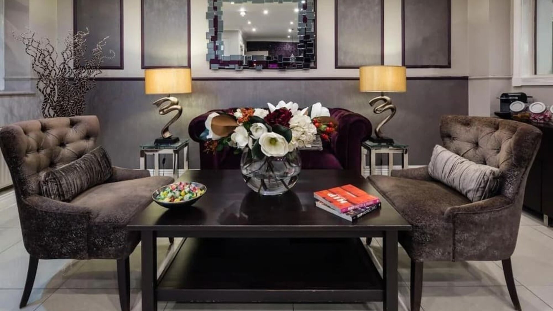 Lobby lounge at Kingsland Hotel.