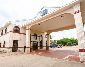 Hotel exterior at Best Western Pearland Inn.