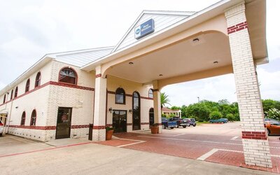 Hotel exterior at Best Western Pearland Inn.