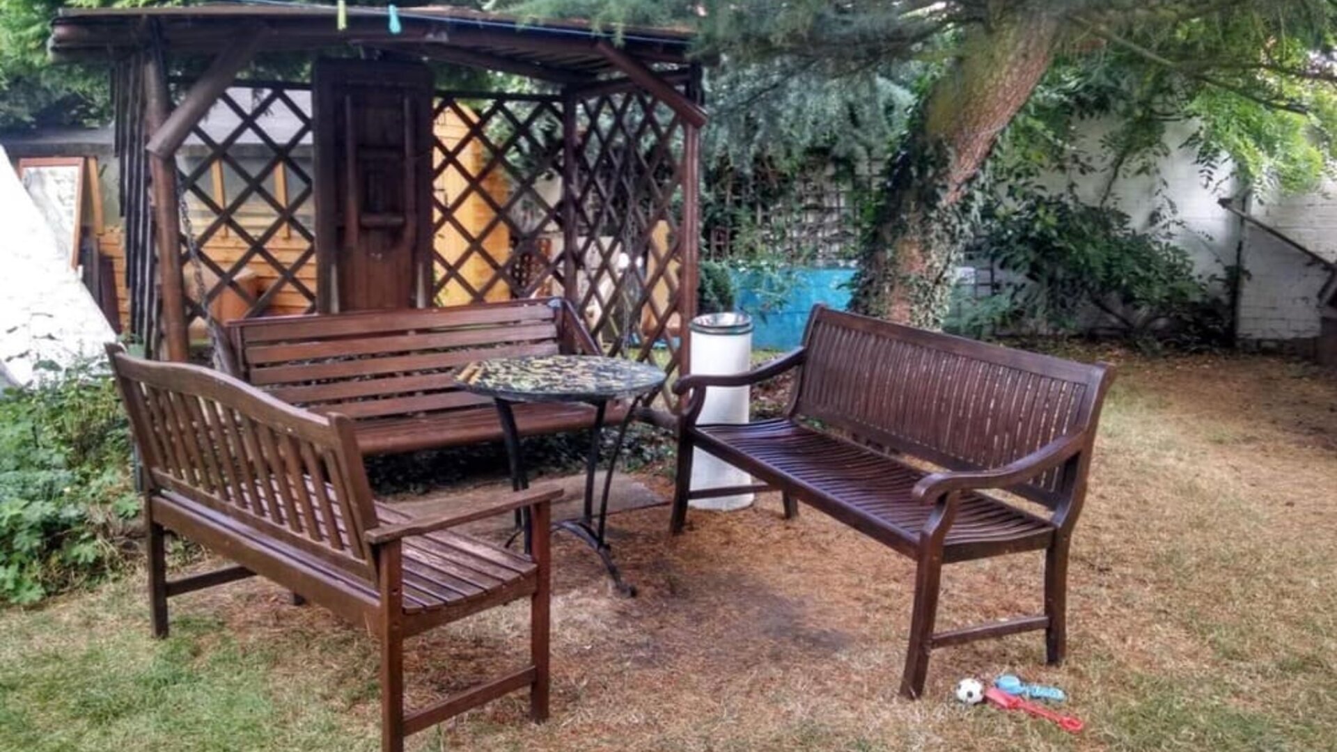 Outdoor sitting area at Campbell Guest House Hotel.