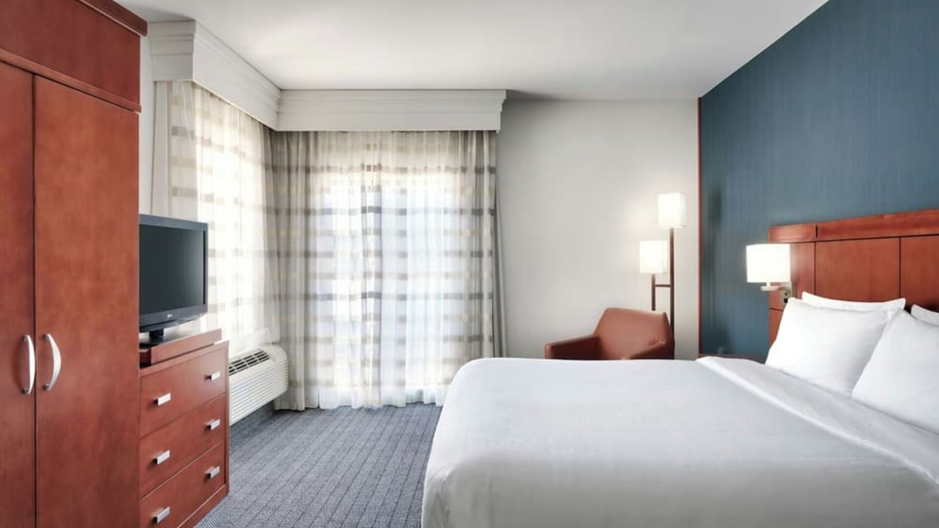 Day use room with natural light at Courtyard By Marriott Houston NASA/Clear Lake.