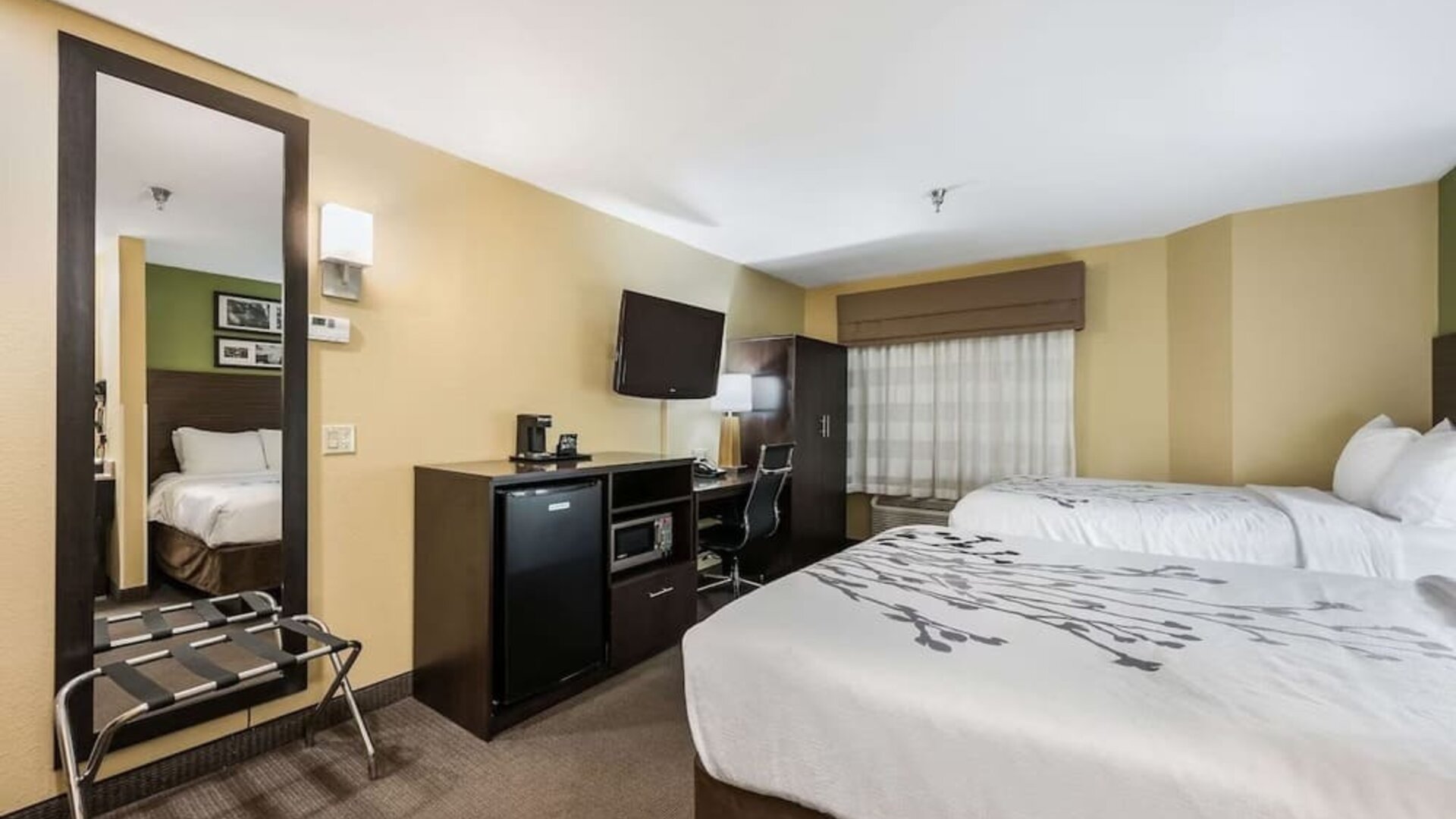 King room with mini-fridge at Spark By Hilton Oxford.