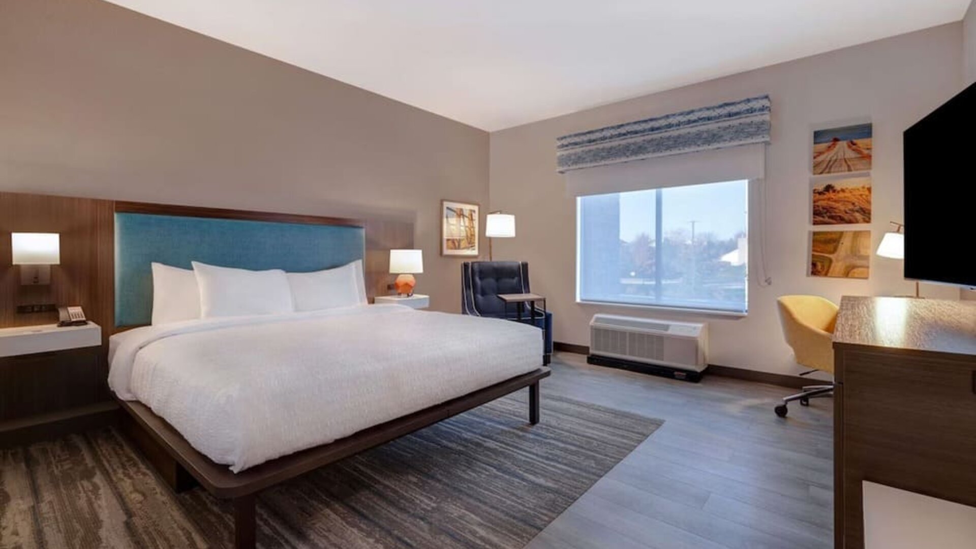 King bed at Hampton Inn Chicago Orland Park.