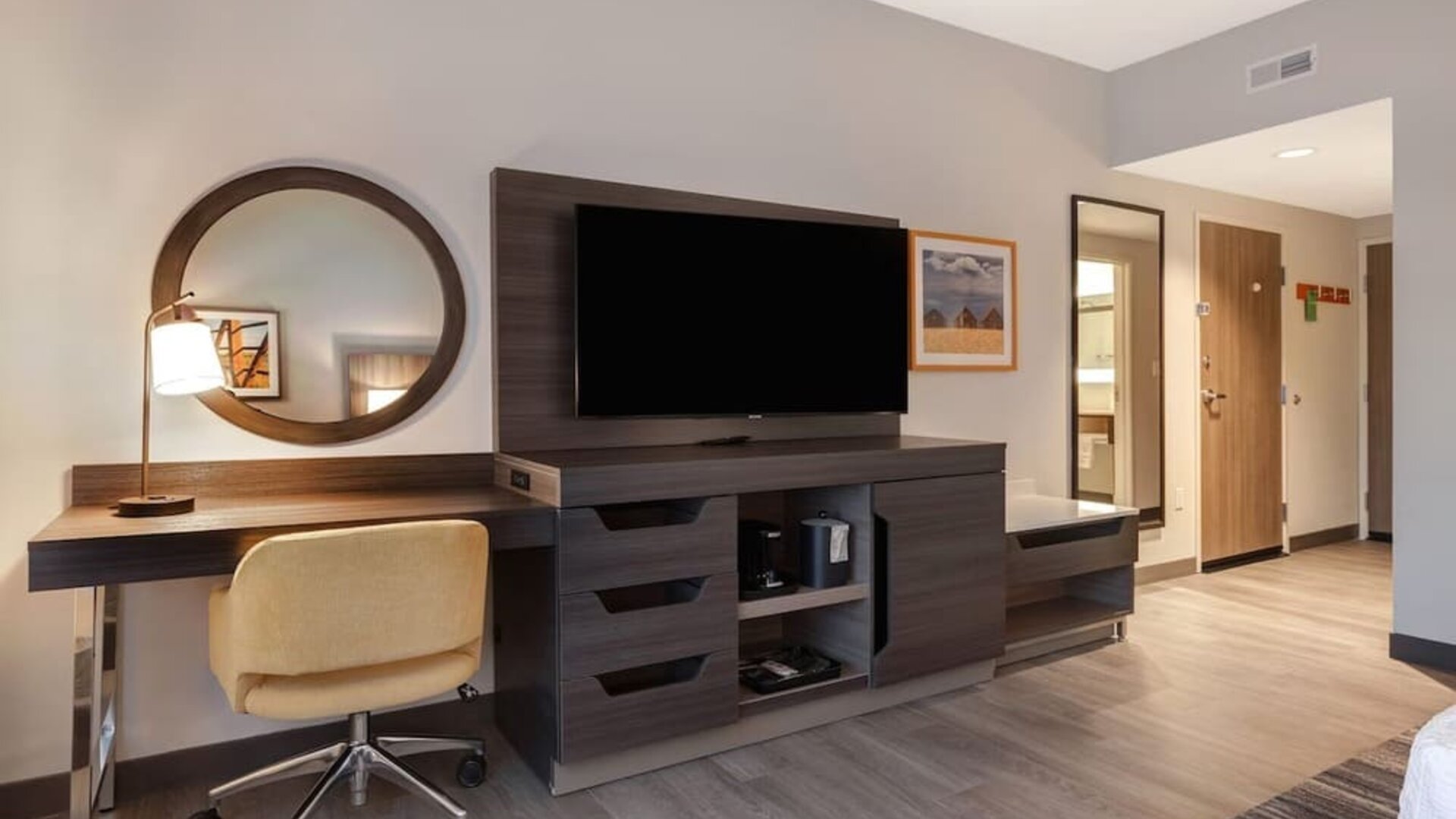 TV and work desk at Hampton Inn Chicago Orland Park.