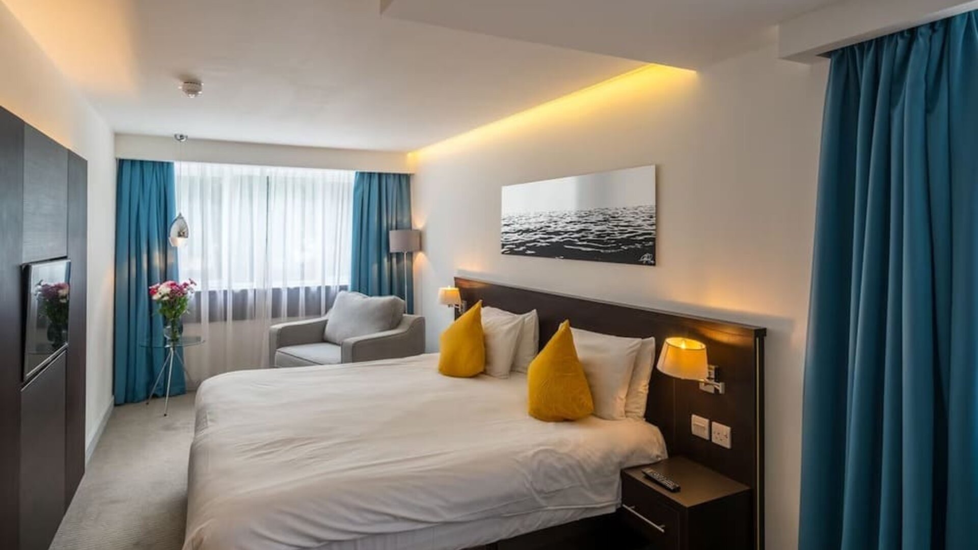 Bright and spacious day use room at Pelican London Residence & Hotel.