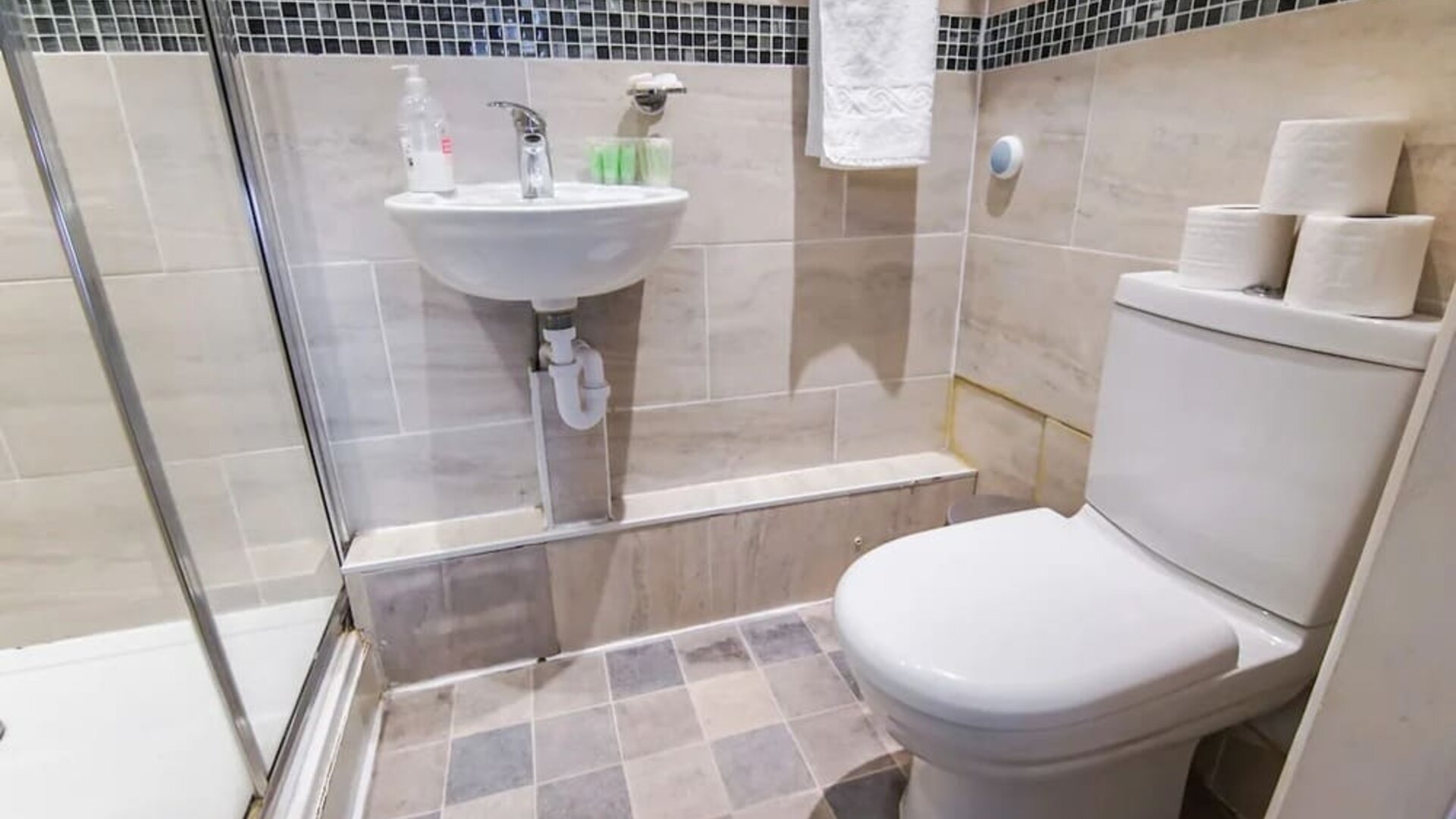 Private guest bathroom with shower and free toiletries at Tony's House Hotel.