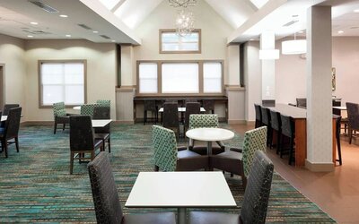 Dining area perfect for coworking at Residence Inn By Marriott Hattiesburg.