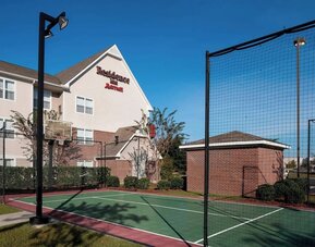 Tennis and basketball court at Residence Inn By Marriott Hattiesburg.