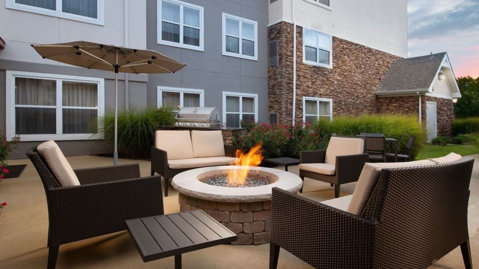 Firepit and outdoor furniture at Residence Inn By Marriott Bentonville Rogers.