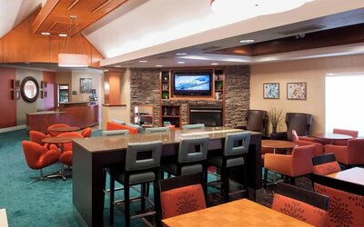 Dining area perfect for coworking at Residence Inn By Marriott Bentonville Rogers.