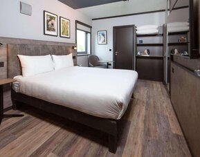 Day use room with workspace at Ibis London Gatwick Airport Hotel.