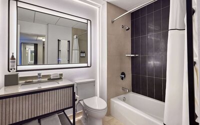 Guest bathroom with shower and tub at Hyatt Regency Chicago.