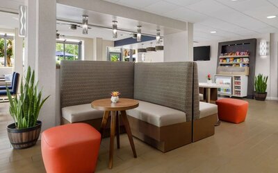 Lobby and coworking lounge at Hampton Inn By Hilton Fort Lauderdale-Cypress Creek.