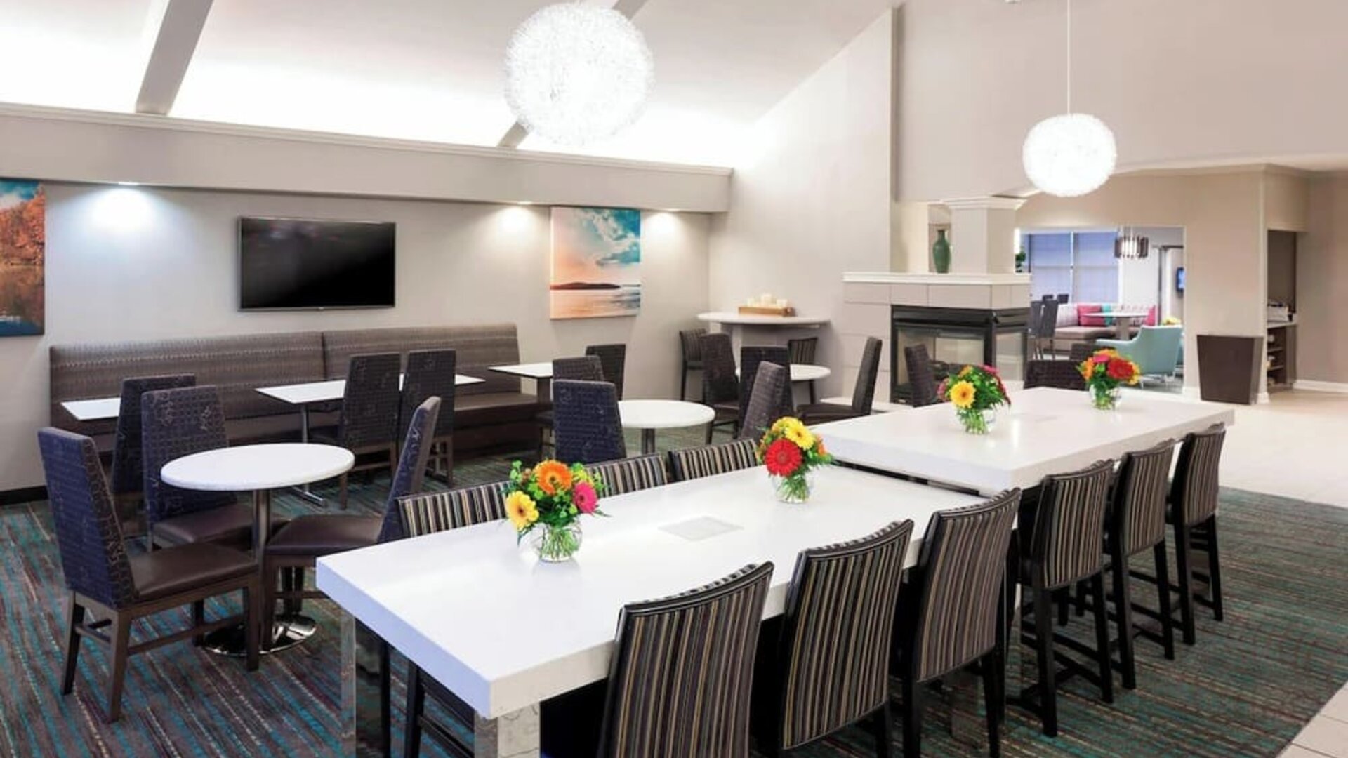 Dining area perfect for coworking at Residence Inn Kansas City Overland Park.