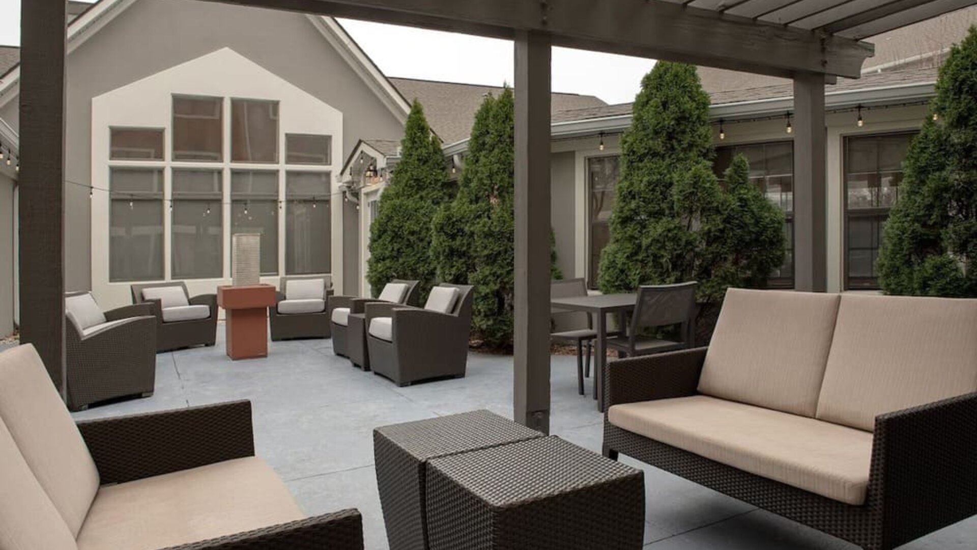 Picnic area perfect for coworking at Residence Inn Kansas City Overland Park.