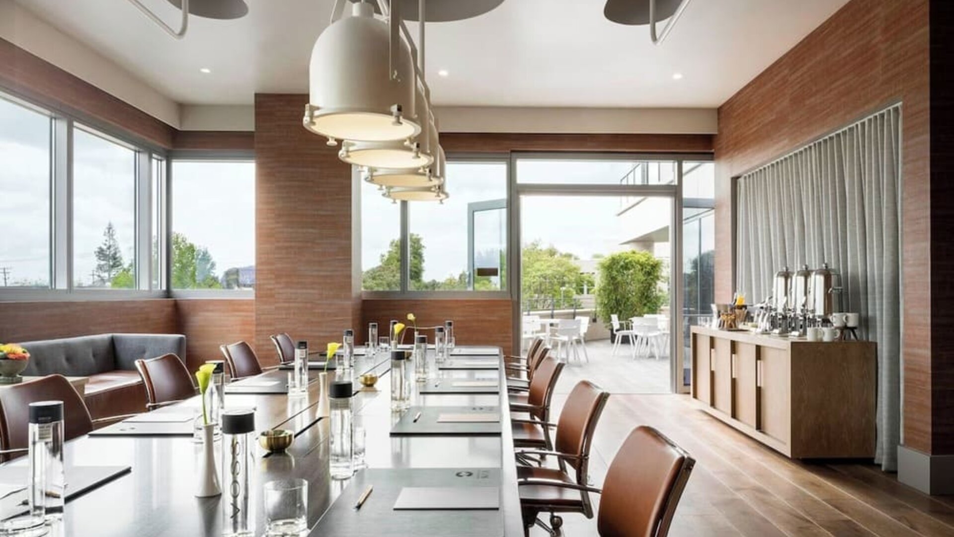 Meeting room with natural light at Hotel Nia, Autograph Collection.