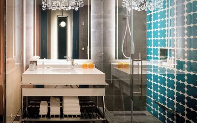 Guest bathroom with shower at Hotel Nia, Autograph Collection.