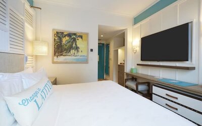 Romantic king room at Margaritaville Resort Times Square.