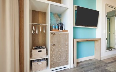 King room with TV at Margaritaville Resort Times Square.