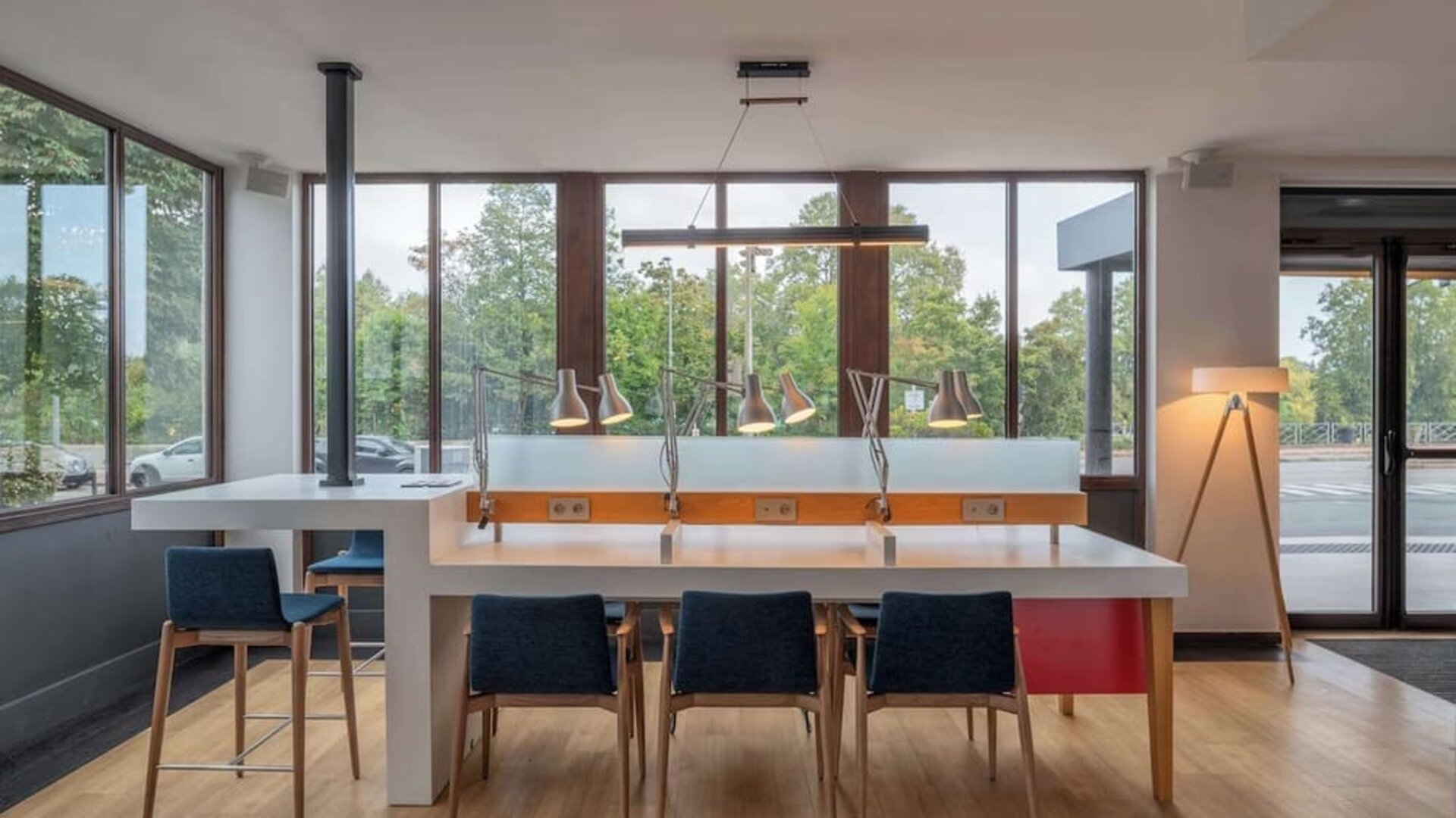 Coworking station at DoubleTree By Hilton Paris Bougival.